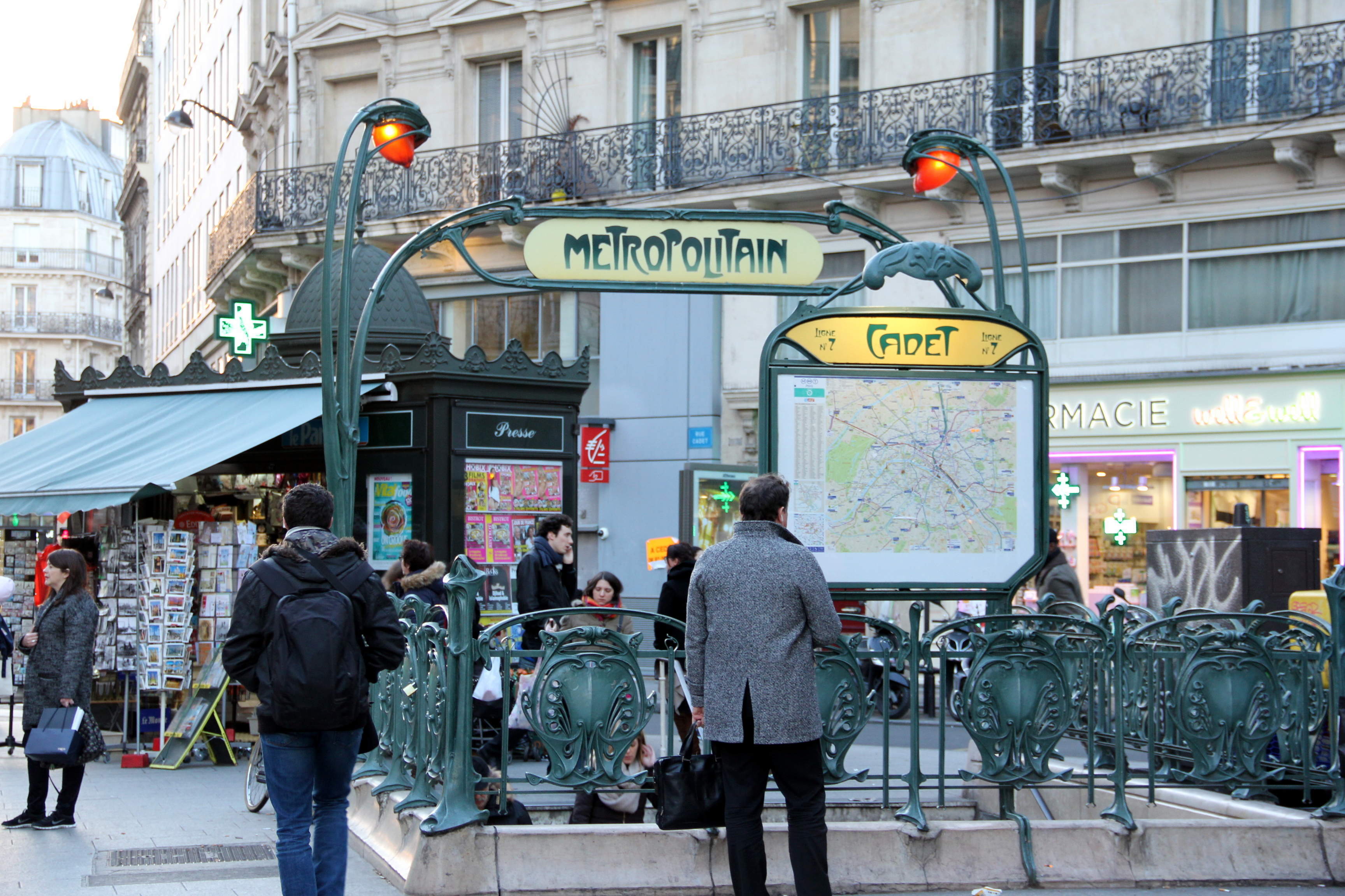 Paris diamond heist: Thieves steal €300,000 in jewels at Metro
