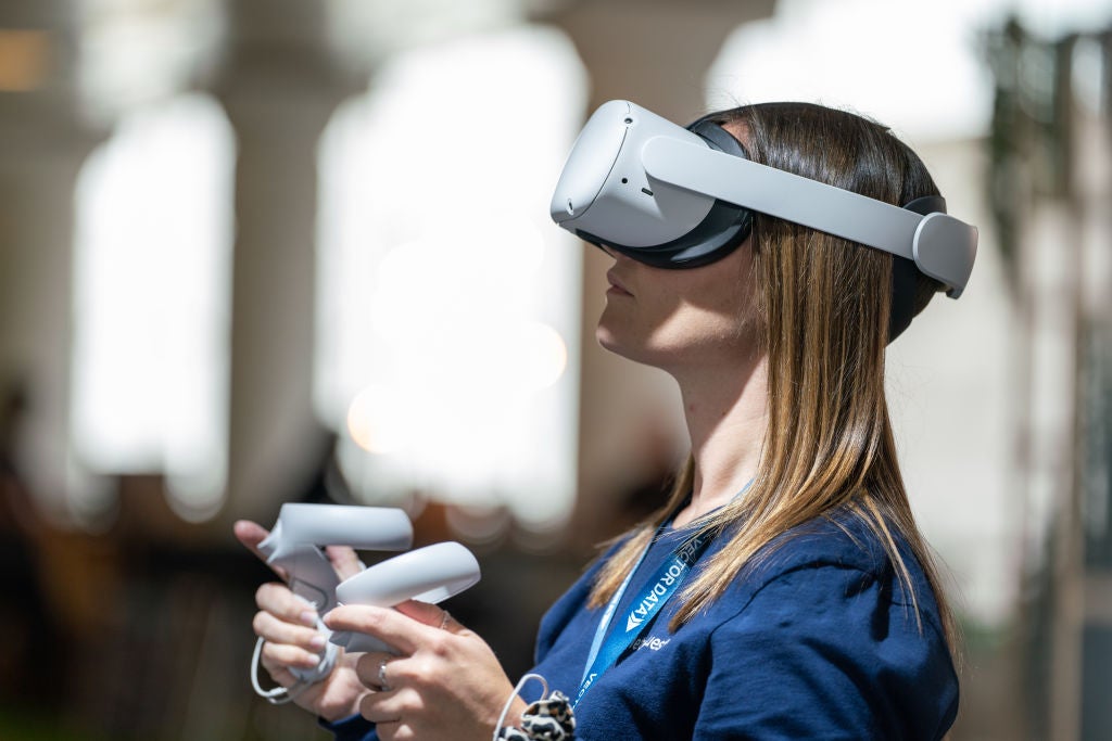 strejke kampagne utilfredsstillende Oculus founder Luckey Palmer has created a VR headset that can kill you